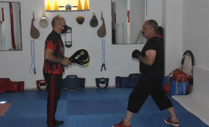 (Özel) 64 yaşındaki kick boksçu Covid-19’u yaptığı sporla yendi