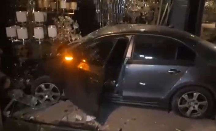(Özel) Alkollü şahıslar önce araçla dükkana girdi, sonra taksiye binip kaçtı