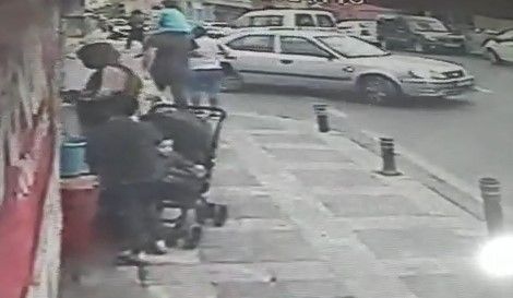 (Özel) Ataşehir’de el freni boşalan aracın apartman bahçesine uçtuğu anlar kamerada