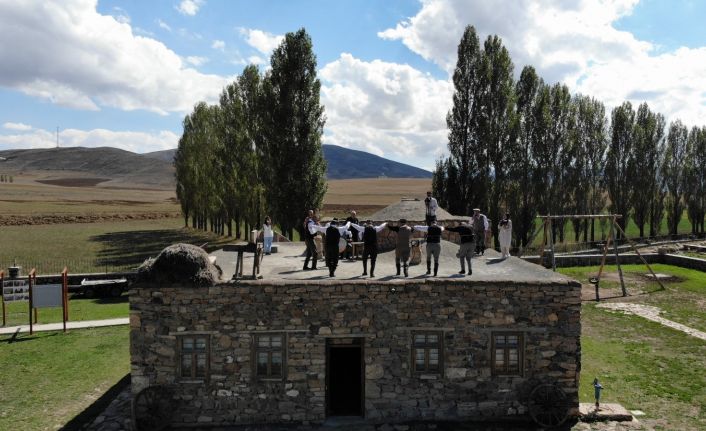 (Özel) Avrupa’da ’Yılın Müzesi’ seçilen müzede dam üstünde horon şov