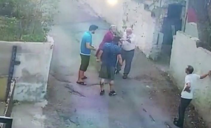 (Özel) Beykoz’da sokak köpeğini besleyen hayvansevere tehdit kamerada