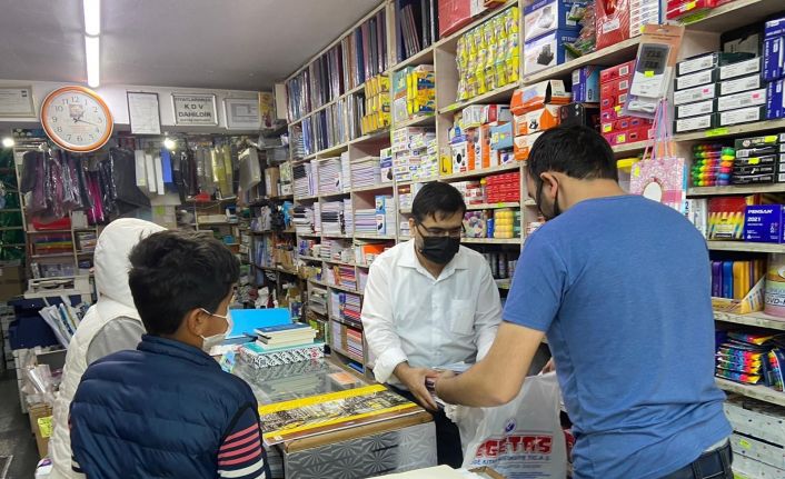 (ÖZEL) Bu kırtasiye 21 yıldır ihtiyaç sahibi ailelerin yanında oluyor