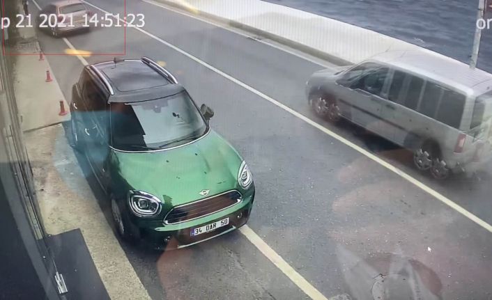 (Özel) Çalıştığı yalının önünde duran kadın fizyoterapiste otomobil çarptı: Kaza anı kamerada