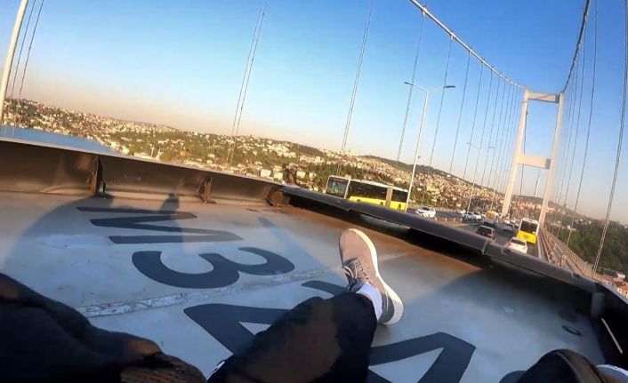 (Özel) Çılgın youtuber bu kez de Avrupa’dan Asya kıtasına metrobüsün üstünde geçti