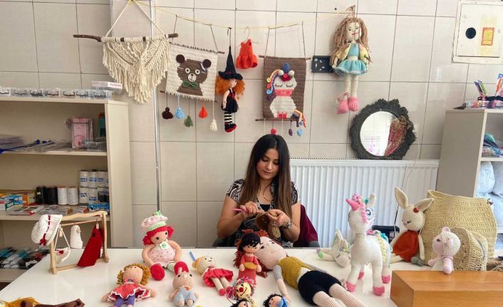 (ÖZEL) Çocukken öğrendiği el işini izlediği videolarla geliştirip kendi dükkanını açtı