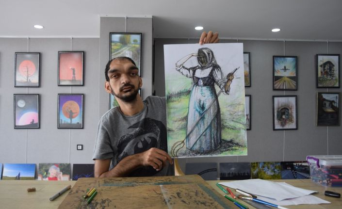 (ÖZEL) Doğuştan işitme ve yüzde 50 görme engeline rağmen resim yaparak hayata tutundu