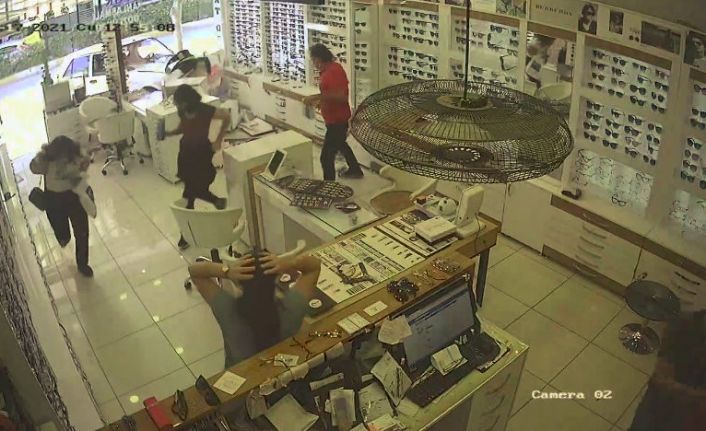 (ÖZEL) Drift atan otomobil iş yerine daldı, ortalık savaş alanına döndü