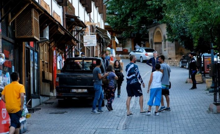 (Özel) Dünya Geçici Miras Listesi’ne alınan Kemaliye, yaz aylarında ilçe nüfusunun 10 katı ziyaretçi ağırlıyor