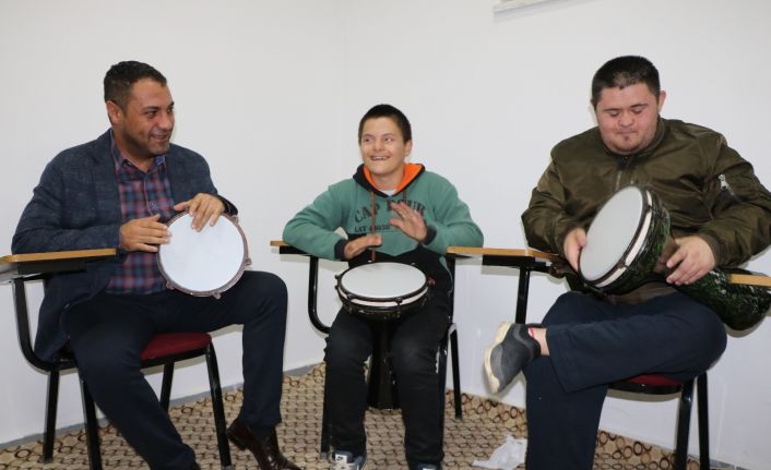 Özel eğitimli çocuklar müzik ile terapi oluyor
