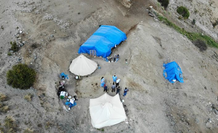 (Özel) Erzincan’ın sarp dağlarını aşan sağlıkçılar 2 bin 800 rakımlı Geyikli Yaylasında göçerleri aşıladı