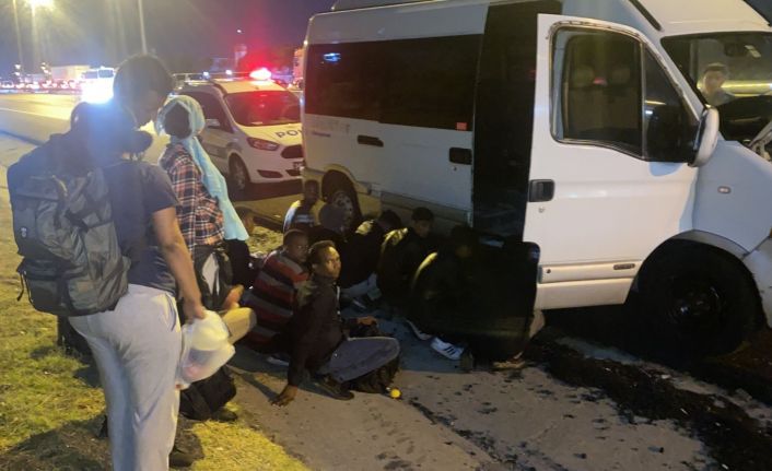 (ÖZEL) Esenyurt’ta göçmen kaçakçıları suçüstü yakalandı