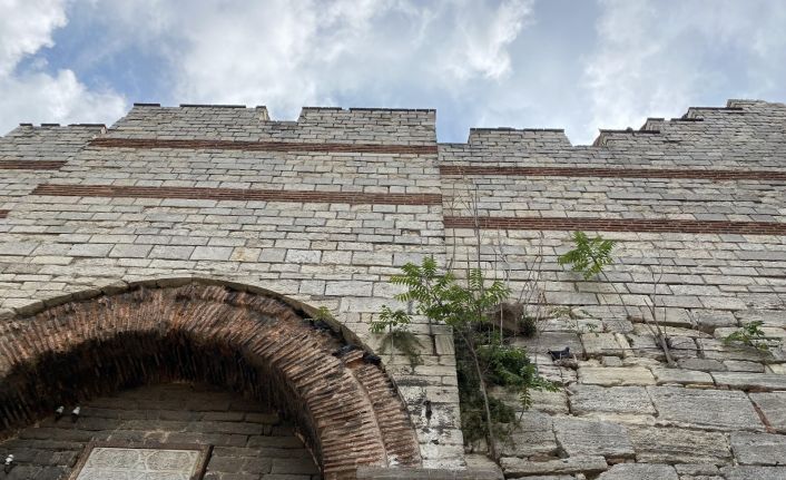 (Özel) Fatih Sultan Mehmet’in ordusunun İstanbul’a girdiği kapı madde bağımlıları ve evsizlere mesken oldu