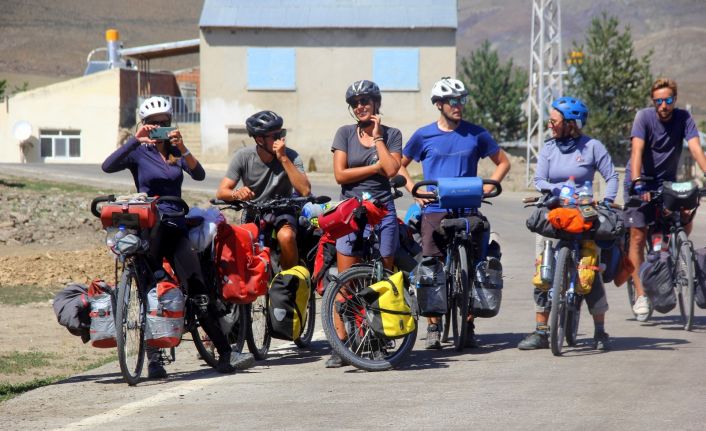 (Özel) Fransız 6 arkadaş, bisikletlerle çıktıkları dünya turunda 10 bin kilometre pedal çevirip Bayburt’a geldiler
