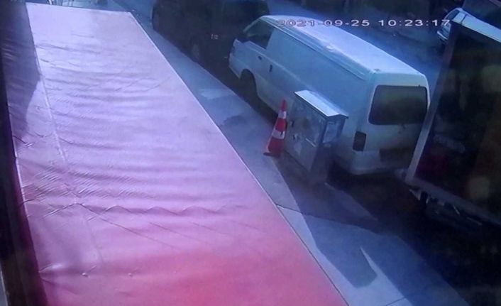 (Özel) Freni boşalan kamyonet park halindeki araca çarptı