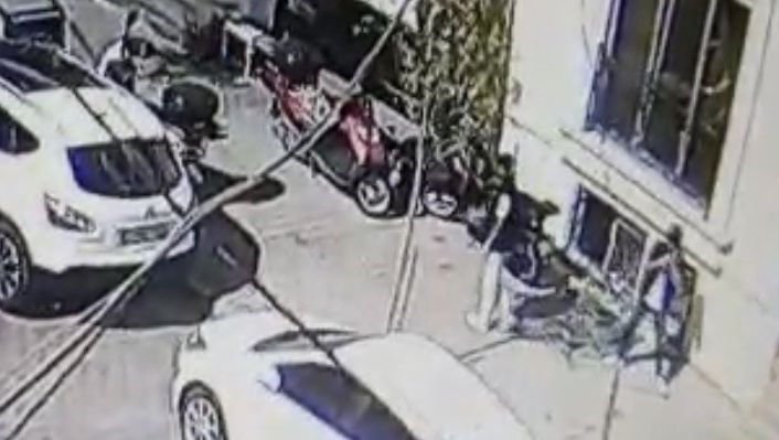 (Özel) İstanbul’da akıl almaz olay: Okuldan  çıkan öğrencilerin üstüne torpil attı