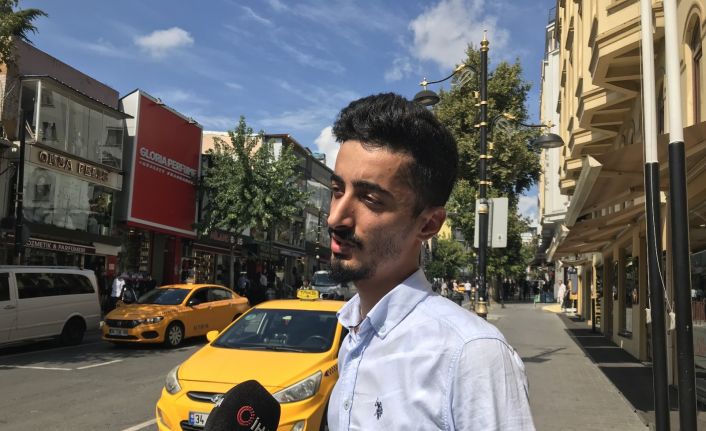 (ÖZEL) İstanbul’da taksiciden örnek davranış, para dolu cüzdanı turistlere ulaştırdı