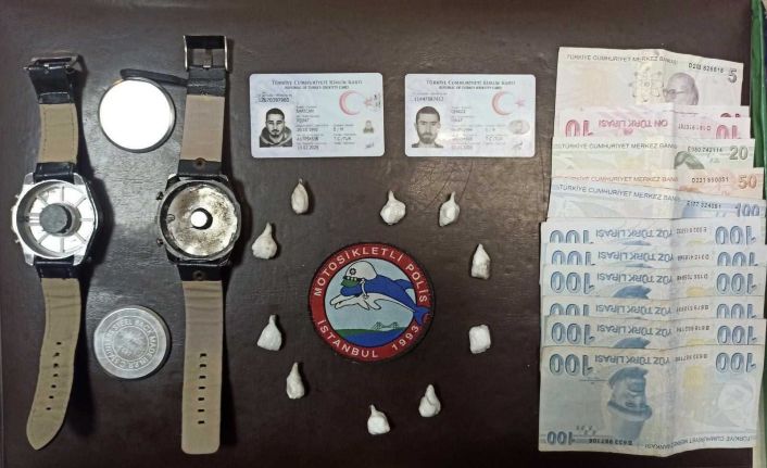 (Özel) Kol saatinde kokain satmaya çalışan torbacılar Beşiktaş polisine yakalandı