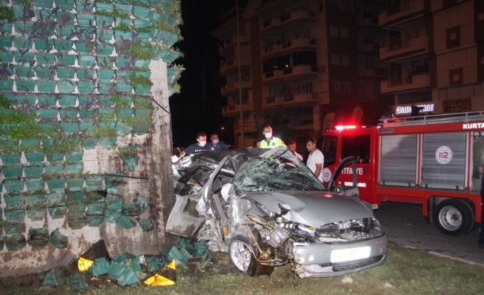 (Özel) Kontrolden çıkan otomobil köprü ayağına ok gibi saplandı: 1 ölü, 3 yaralı