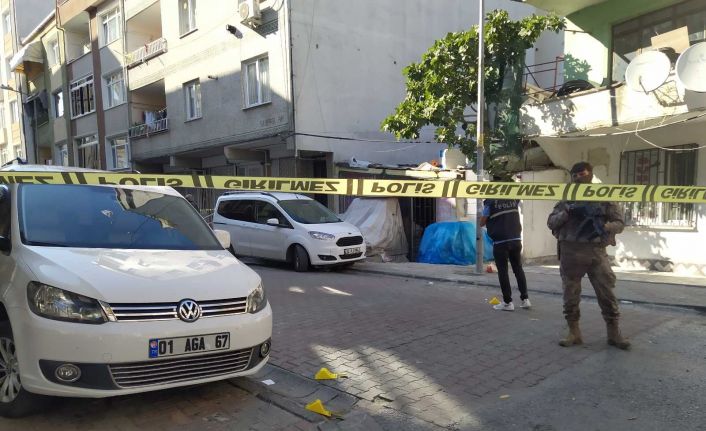 (Özel) Küçükçekmece emlakçılar arasında silahlı kavga: 1 hafif yaralı