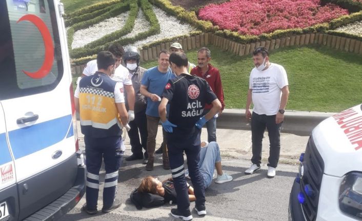 (Özel) TEM’de yolun karşısına geçen kadına motosiklet çarptı: 1’i ağır 2 yaralı