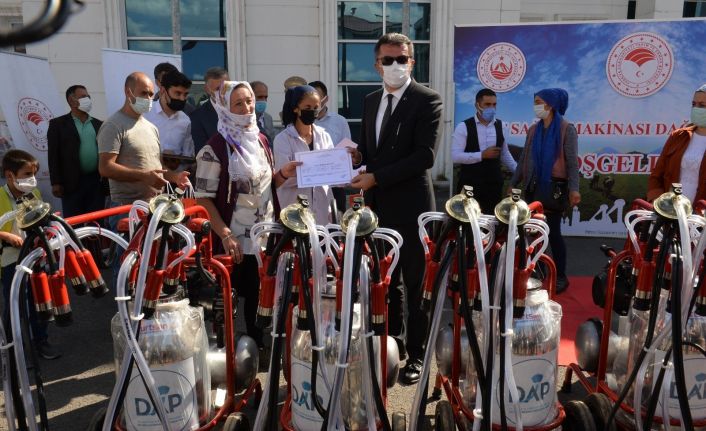 ’Pamuk Eller Nasır Tutmasın’ projesi kapsamında kadın çiftçilere süt sağım makinesi dağıtıldı