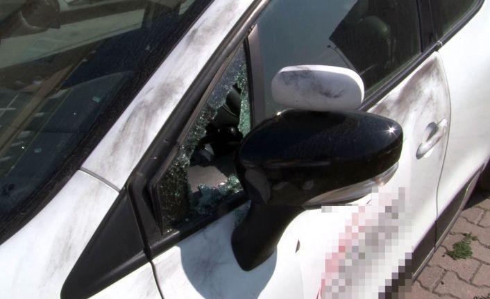 Park halindeki sürücü kursu araçlarının camlarını patlatıp teyplerini çaldılar