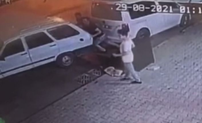 Park halindeyken freni boşalan otomobili canı pahasına başka bir araca çarpmak üzereyken durdurdu