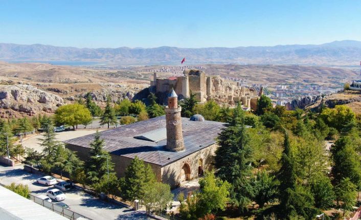 Pisa kulesinden daha eğik olan tarihi eğri minare ilk günkü ihtişamını koruyor