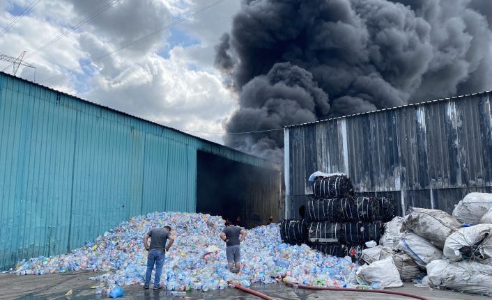 Plastik fabrikasına çıkan, palet üretim tesisine de sıçrayan yangın kontrol altına alındı
