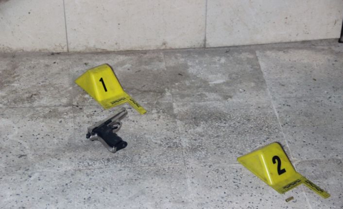 Polis, silahla yaralama olayına karışan şüphelileri evlerin çatılarında aradı