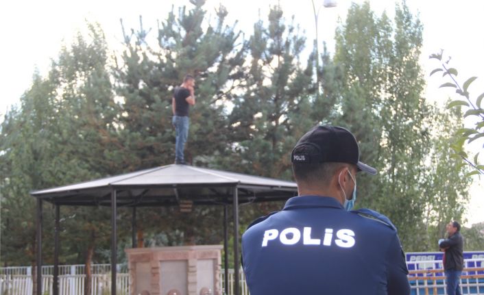 Polise bir an olsun huzur vermiyor, şimdide şadırvanın tepesine çıktı