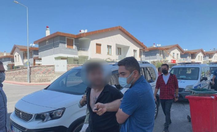 Polisi görünce kapıyı kilitleyen aranan şahıs çilingir yardımı ile evden çıkarıldı