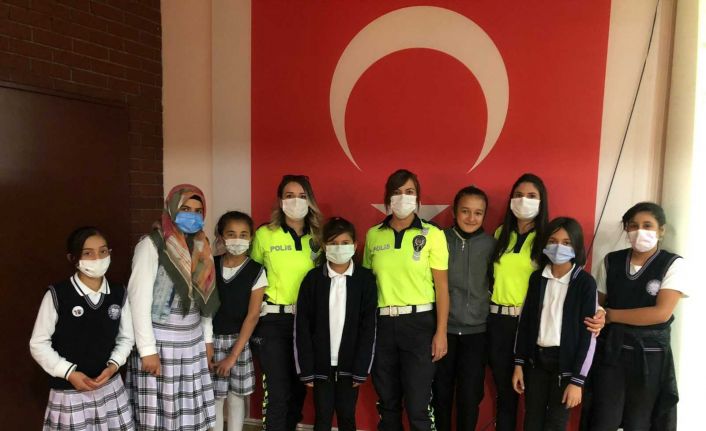 Polisten öğrencilere trafik eğitimi