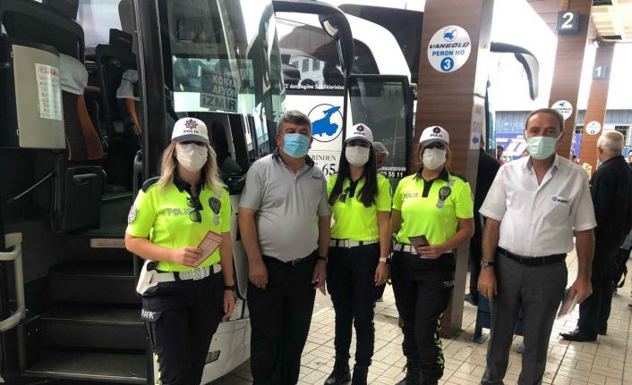 Polisten sürücü ve yolculara mevsim kuralları uyarısı