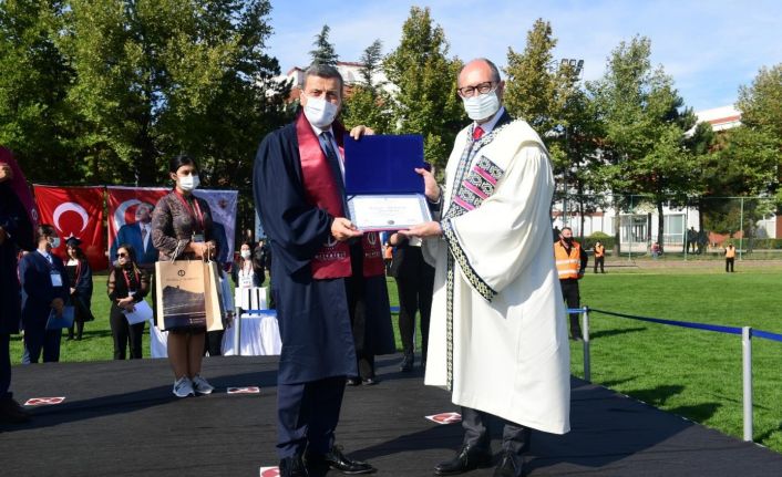 Prof. Dr. Yıldız Açıköğretim Fakültesi Sosyoloji Bölümünden mezun olan ilk rektör oldu
