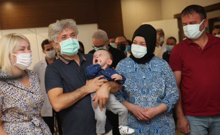 Rahim nakliyle dünyaya gelen ’Ömer Özkan’ bebek, nakli gerçekleştiren doktorun kucağında