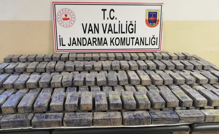 ‘Resmi araç’ görünümü verilen panelvanda 149 kilo eroin ele geçirildi