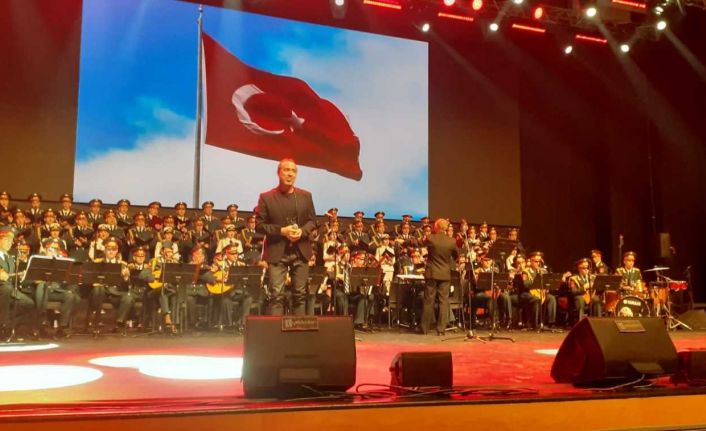 Rus Kızılordu Korosu ve Haluk Levent Ankara’da sahne aldı