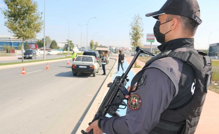 Sakarya’da 640 polis ile denetim: Karantina kurallarını ihlal etmişti, bu uygulamada yakalandı