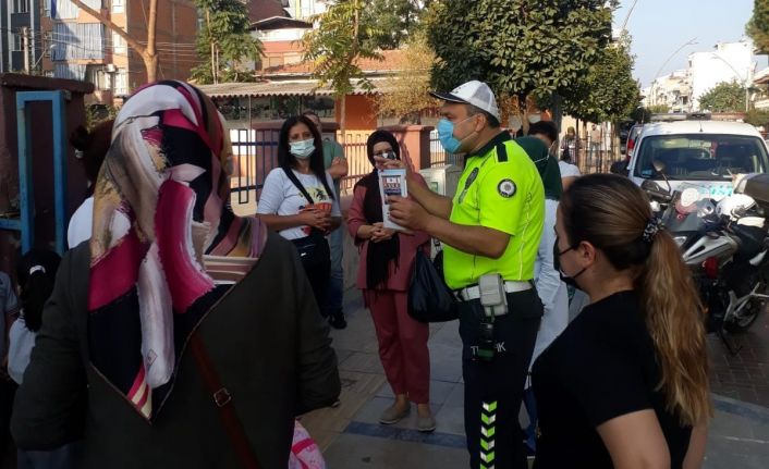 Salihli’de yaya ve sürücülere broşürlü uyarı