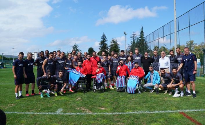 Şampiyon Abdullah Öztürk ve paralimpik sporculardan Trabzonspor antrenmanımıza ziyaret