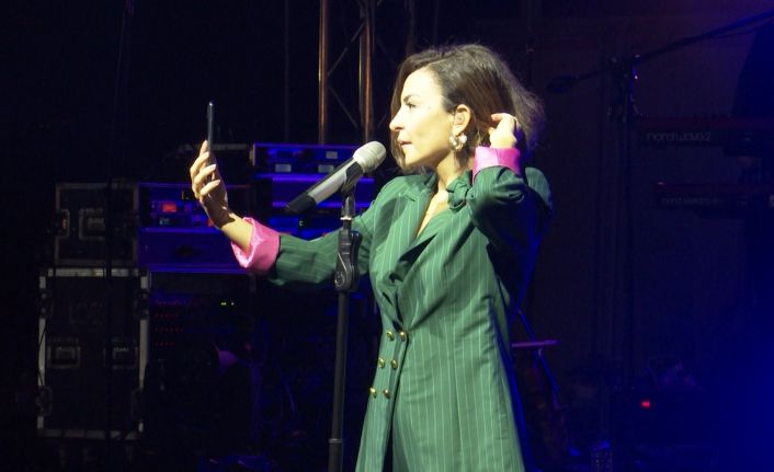 Şarkıcı Fatma Turgut küs olan sevgilileri böyle barıştırmaya çalıştı