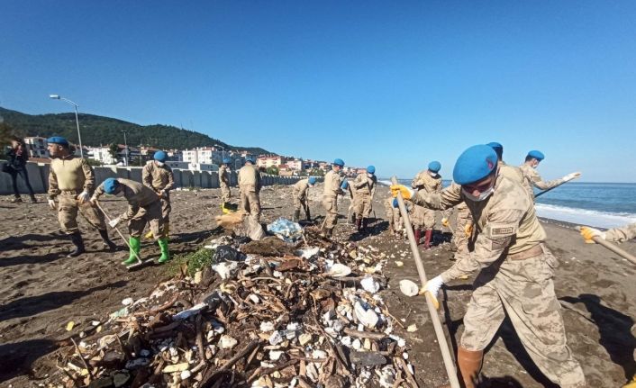 Selde kirlenen sahilin temizliğine Mehmetçik el attı