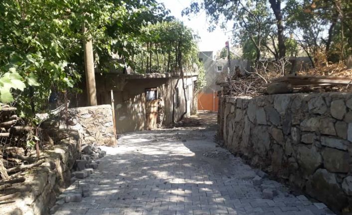 Şenoba Belediyesinden belde içine istinat duvarlarının ardından parke taşı döşeme çalışmaları