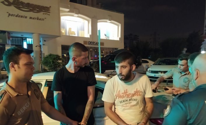 Silahlı kavgaya giden şüpheliler, otomobille kaçtıkları sırada bekçiler tarafından trafik ışıklarında yakalandı