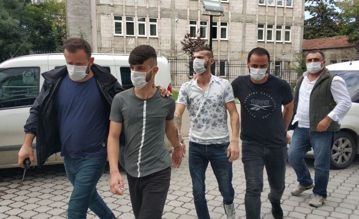 Silahlı saldırıda sokakta yürüyen kadını kazara vuranlar adliyeye sevk edildi