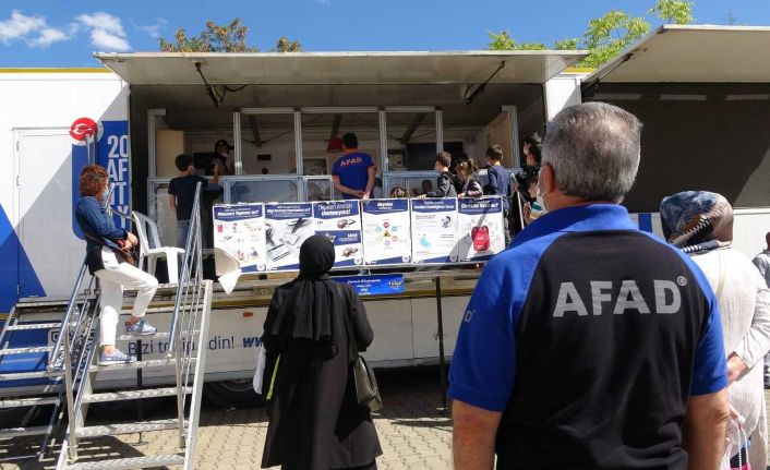 Simülasyon tırında gerçeği aratmayan deprem eğitimi