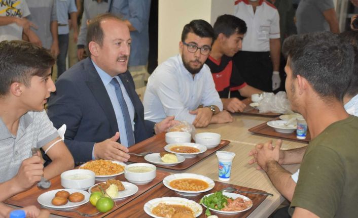 Şırnak Valisi Pehlivan, yurtta kalan öğrencilerin sorun ve taleplerini dinledi