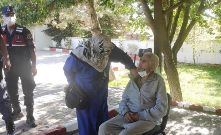 Sitenin bahçesinden kaybolan Alzheimer hastası yaşlı adamı AFAD ve jandarma buldu