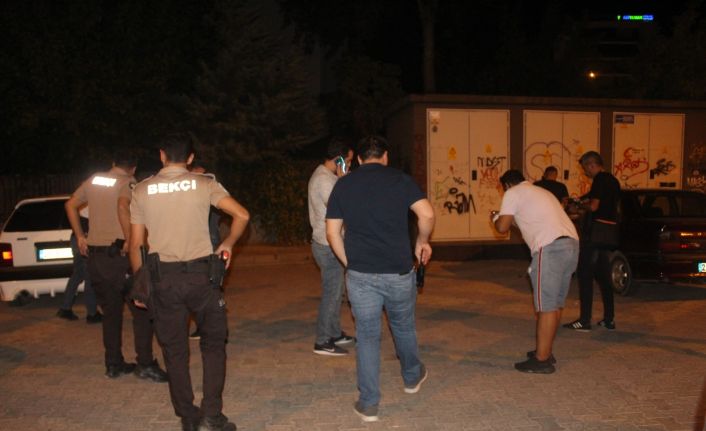 Sokak ortasında kovalayıp silahla ateş etti, saçmalar otomobile isabet etti